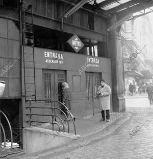 Entrada al ascensos de la estación de José Antonio, hoy Gran Vía, en 1963