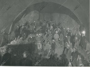 En la boca sur, los hombres que participaron en las obras del túnel de...