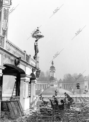 En el estanque del Parque de El Retiro surgieron palacetes de la relamida...