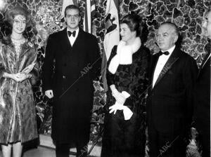 En la Imagen, la Princesa Irene de Grecia, el príncipe don Juan Carlos y Samuel...