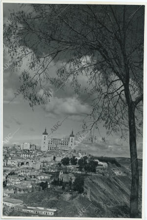 La ciudad de Toledo con el Alcazar en un avanzado estado de reconstrucción