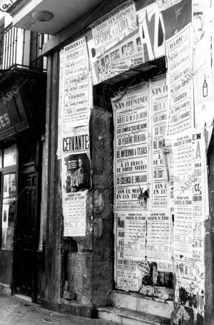 Carteles de espectáculos en una calle de Sevilla