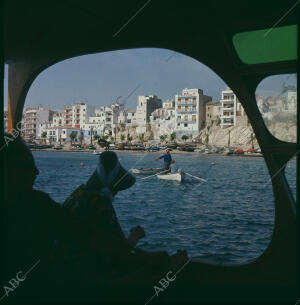 Turistas realizando una excursión en barco