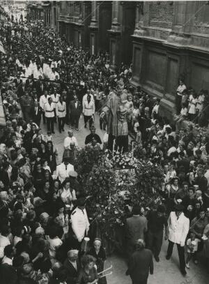 La venerada imagen de San Cayetano desfila por la calle de Embajadores,...