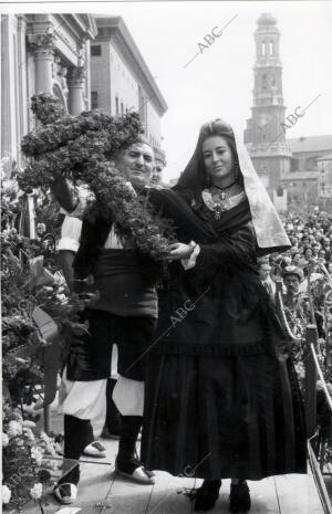 Ofrenda de Flores A la Virgen por la Reina de las Fiestas