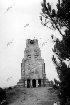 Monumento A los Marines Muertos en el monte Terro (Vigo)