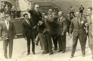 El doctor Antonio Leal Castaño a hombros en la Plaza de la Maestranza de...