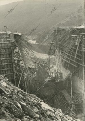 Al derrumbarse parte de la estructura metálica de la presa del embalse que se...