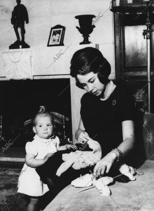 Doña Sofía con su hija, la Infanta Elena