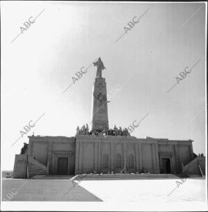 Monumento al sagrado corazón de Jesús poco antes de su inauguración