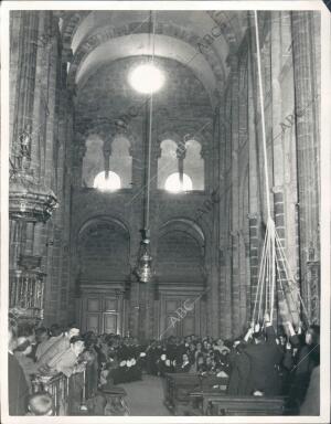 Catedral de Santiago de Compostela con el botafumeiro en movimiento