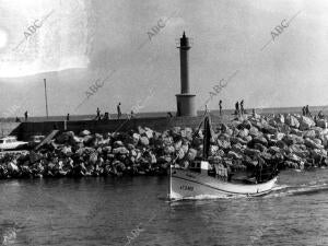 Entrada del puerto de Cambrils de los Barcos de Pesca (Tarragona)