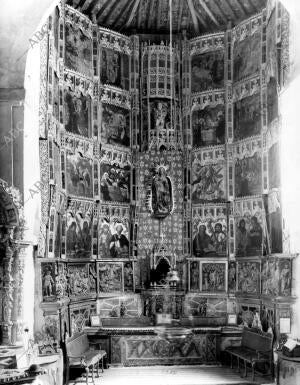 Vista del altar mayor de la iglesia santa María de Arobas en el pueblo Mayorga...