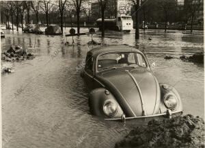 En la imagen, un Volkswagen Escarabajo con el agua por encima de las ruedas