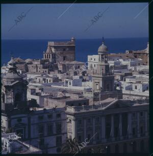 Barrio del Pópulo, en la parte opuesta de la ciudad, con la Catedral Vieja al...
