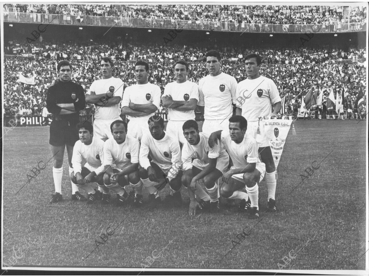 El equipo del Valencia club de fútbol en la final de la copa del