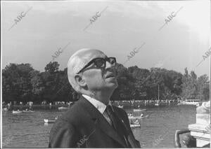 El doctor don severo Ochoa en el parque del retiro de Madrid