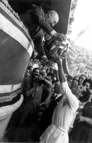 En el Centro, el jefe del estado Entregando el trofeo A los Vencedores
