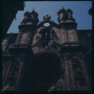 Portada de la Basílica de Santa María del Coro, con la imagen de San Sebastián,...