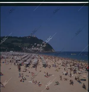 San Sebastián, 1968. Bañistas en la Playa de la Ondarreta. Al fondo, el Monte...