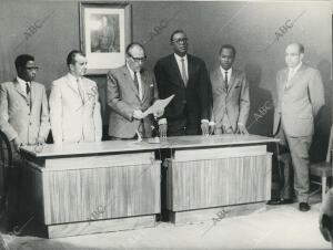 El presidente de la comisión electoral del referendum constitucional de Guinea,...