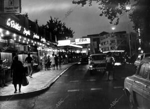 Una de las Calles del pueblo de Torremolinos por la Noche (Málaga)