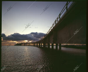 Imagen del puente Carranza al atardecer
