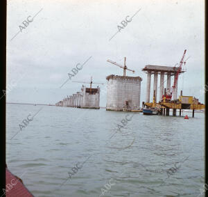 Pilas centrales del puente sobre la bahía