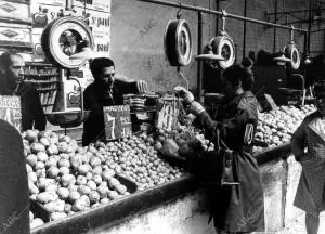 Puesto de fruta en un mercado de Madrid