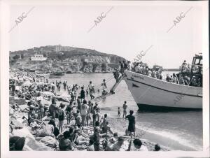 Turistas en una playa de la Costa Brava