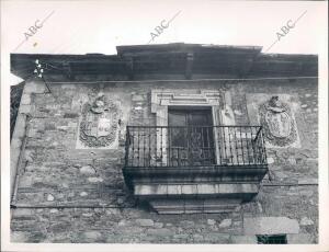 Balcón entre los Escudos de Ponferrada