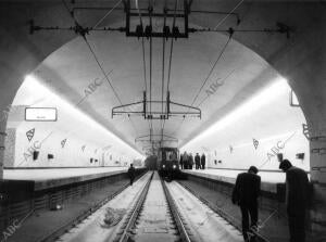 Unos técnicos inspecionan las vias de la línea de <strong>Metro</strong> Ventas-Callao