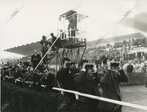 El público observando las carreras con unos prismáticos en el Hipódromo de la...