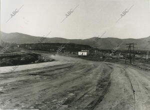estado de las obras de la carretera de La Coruña, con una curiosa caseta de...