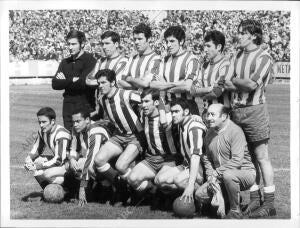 Foto de la plantilla del Málaga C. F tomada durante el partido celebrado en 1970...