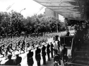 Franco, desde su Tribuna, Viendo desfilar A la guardia civil en el desfile de la...