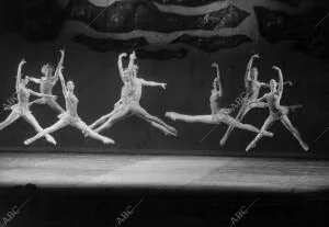 En la imagen, los bailarines hacen «grand jetté»