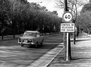 Señal de control de velocidad por radar colocada en el Parque de El Retiro, por...