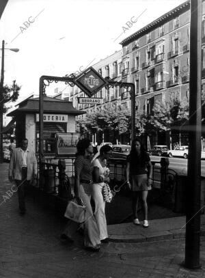 Entrada de <strong>metro</strong> de la estación Serrano