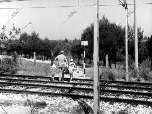 Personas Cruzando las Vías en la estación de batán