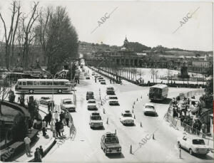 Aspecto de una calle muy concurrida de vehículos que regresan a la capital...