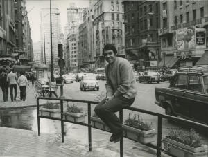 Retrato del cantante Alberto Cortez en la Gran Vía