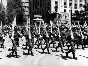 Los Guardias Jóvenes Esquiadores en el desfile de la victoria de 1972