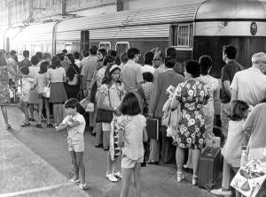 Familias esperan ante el moderno Talgo para iniciar su viaje de vacaciones