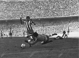 En la imagen, el rojiblanco Luis Aragonés avanza con la pelota hacia la meta...