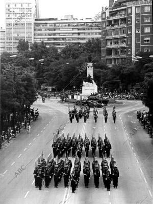 La Marina, cerca del monumento A Emilio Castelar, en el desfile de la victoria...