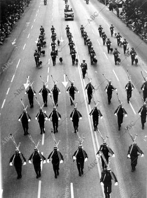 Los Esquiadores de la guardia Civiel en el desfile de la victoria de 1973
