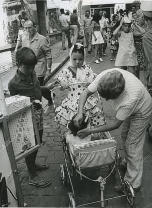 Fiestas de La Paloma en Madrid. Niña disfrazada de chulapa