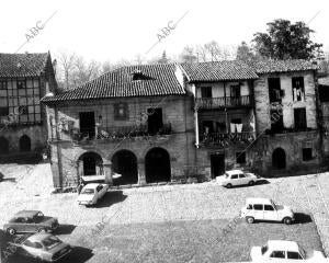 Vista general de la plaza y del ayuntamiento de Santillana del Mar (Cantabria)