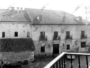 Vista de la fachada principal del Parador Nacional Gil Blas